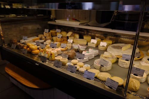 フランスのチーズ店