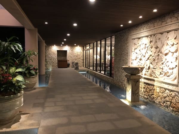 アラマンダの館内