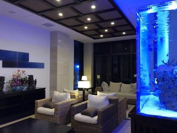 アラマンダの館内